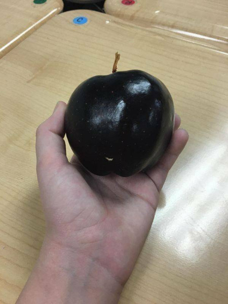 Чёрное яблоко