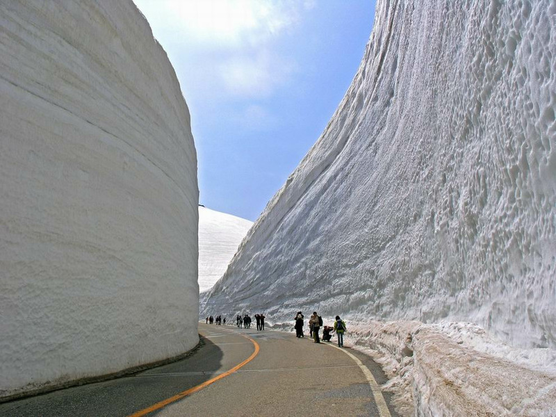 Снежный коридор в Японии высотой 20 метров
