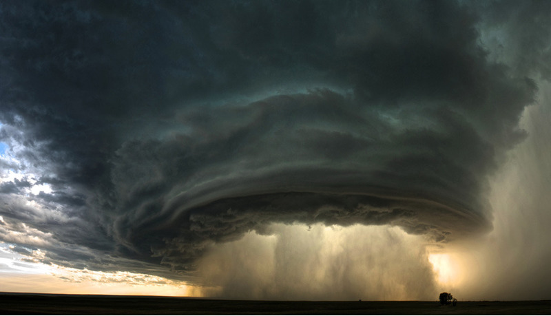 Гигантская штормовая туча кружит над прериями Монтаны в США
