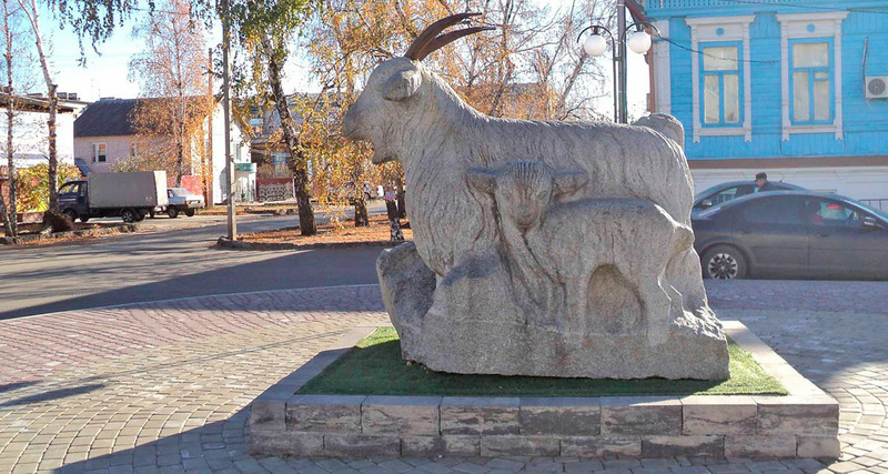 Памятник Козе в Урюпинске