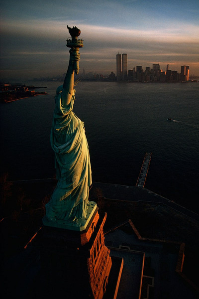 Статуя Свободы на фоне рассвета над Нью-Йорком, 1978