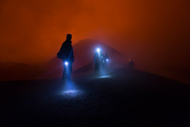 Туристы возвращаются с действующего кратера вулкана Толбачик.