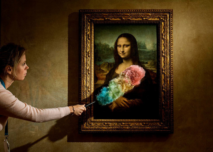 Мона Лиза Леонардо да Винчи. Убирают пыль.