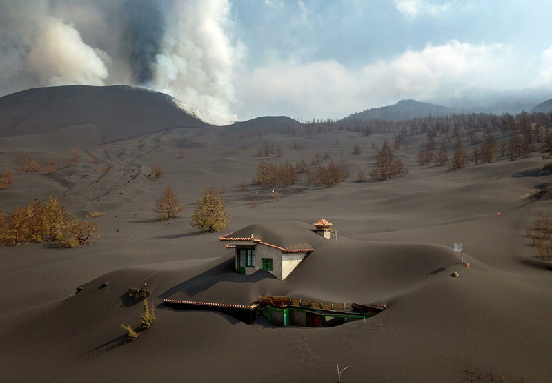 дом засыпанный вулканическим пеплом на испанском острове Пальма