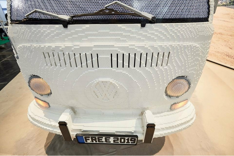 Фургон Volkswagen T2 собранный из LEGO