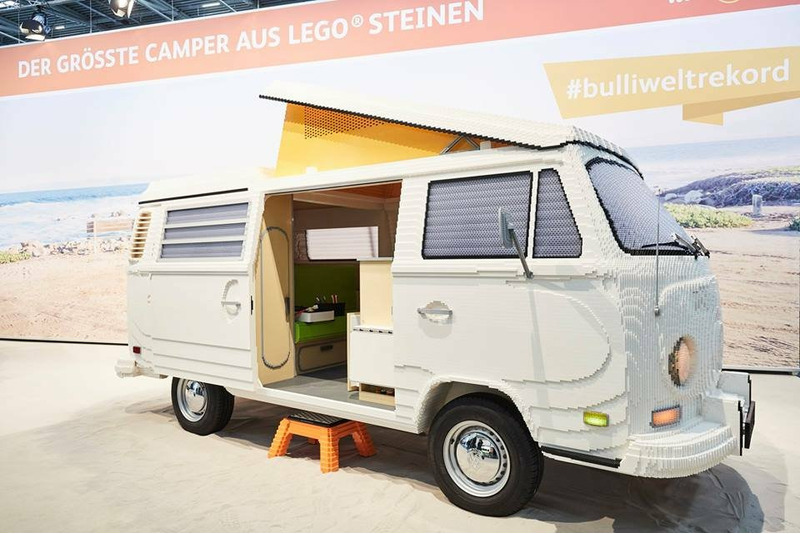 Фургон Volkswagen T2 собранный из LEGO