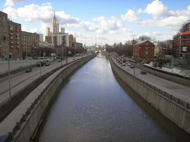 Москва. Вид с моста через реку Яузу.