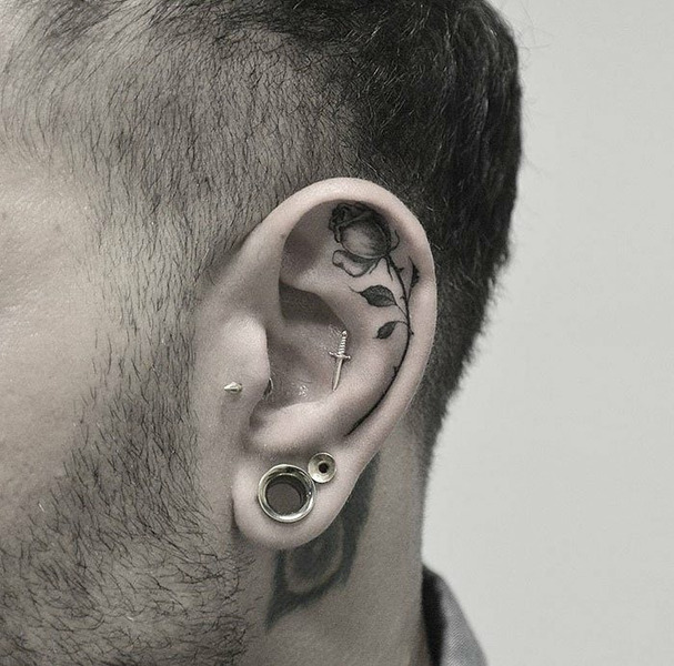 татуировки на ушах