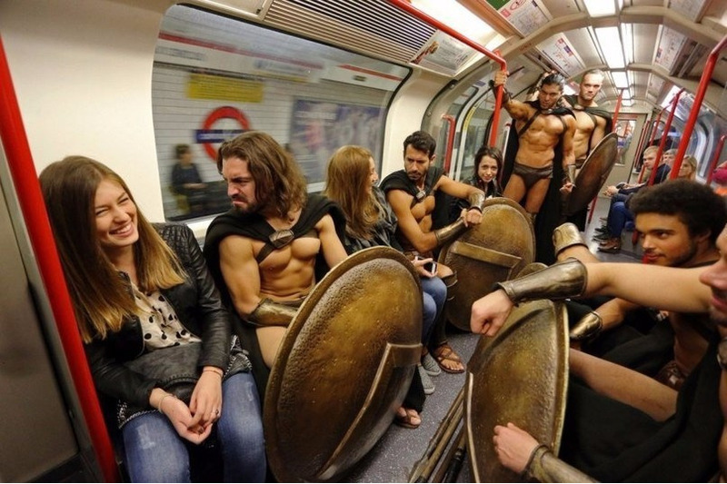 300 спартанцев в Лондонском метро