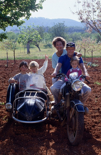 Австрийский автогонщик Ники Лауда с женой Марлен и сыновьями.