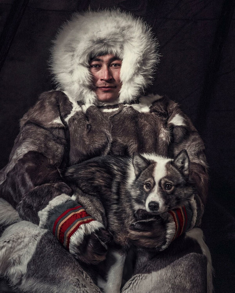 Павел Худи со своим щенком из ненцев Сибири