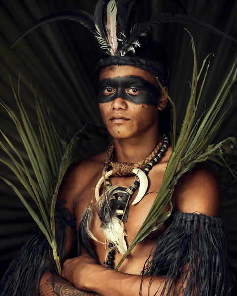 Член племени Маркизских островов Северной Французской Полинезии