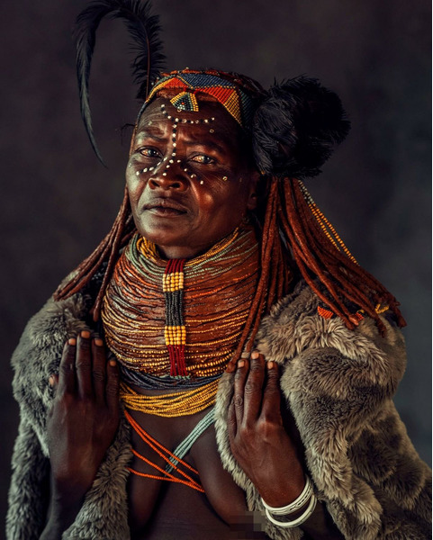 Женщина из племени Химба / Долина Хартманна, Кафема / Намибия