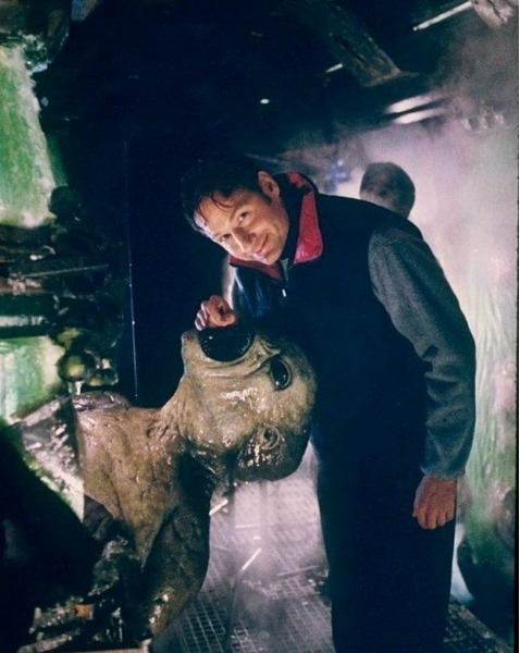 Дэвид Духовны во время съемок сериала Секретные материалы, 1998 год