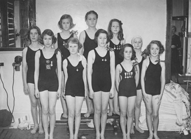 Елизавета II в составе команды по плаванию (первый ряд, слева), 1939