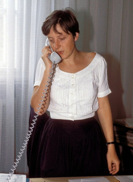 Ангела Меркель беседует по телефону, 1990