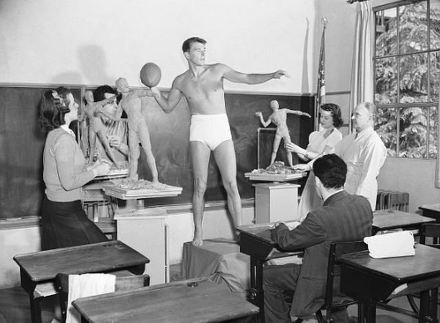 Будущий президент США Рональд Рейган позирует для скульптуры в качестве «идеально сложенного мужчины», 1940