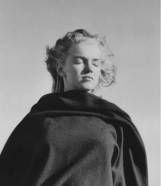 20-летняя Мэрилин Монро на пляже в Малибу, 1946