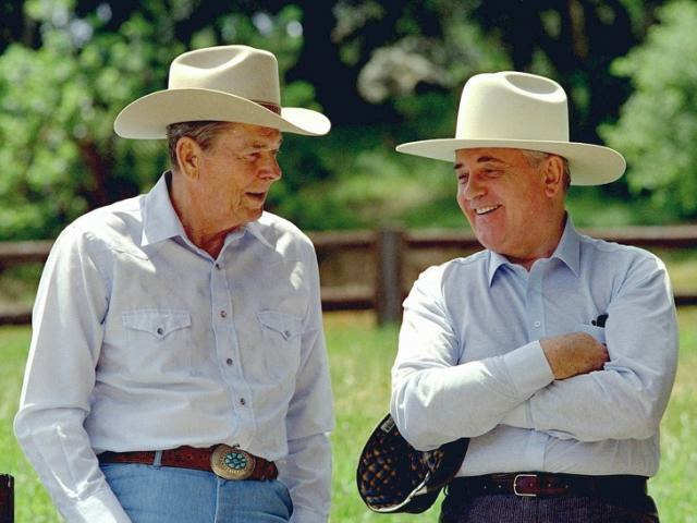 Рональд Рейган и Михаил Горбачев отдыхают на ранчо в Калифорнии, 1992