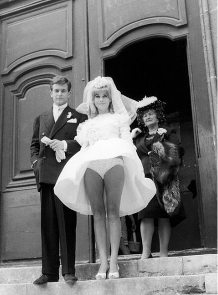 Катрин Денев случайно повторяет знаменитую сцену Мэрилин Монро с белым платьем, 1962
