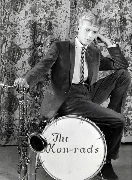 16-летний Дэвид Боуи позирует во время промофотосессии своей первой группы The Kon-rads, 1963