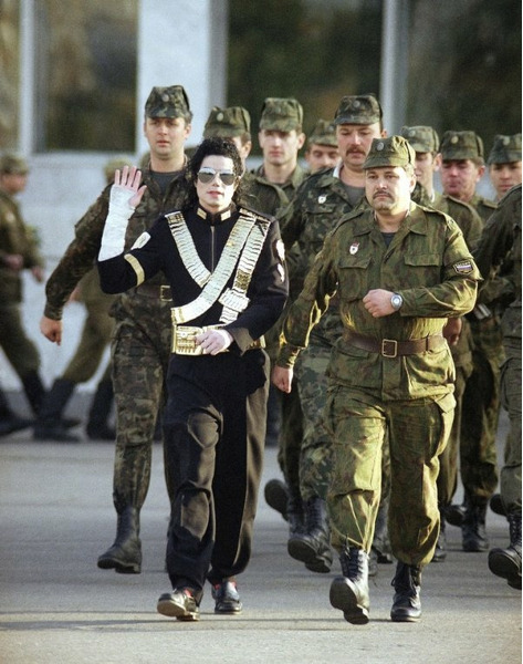 Майкл Джексон марширует вместе с российскими солдатами, Москва, 1993