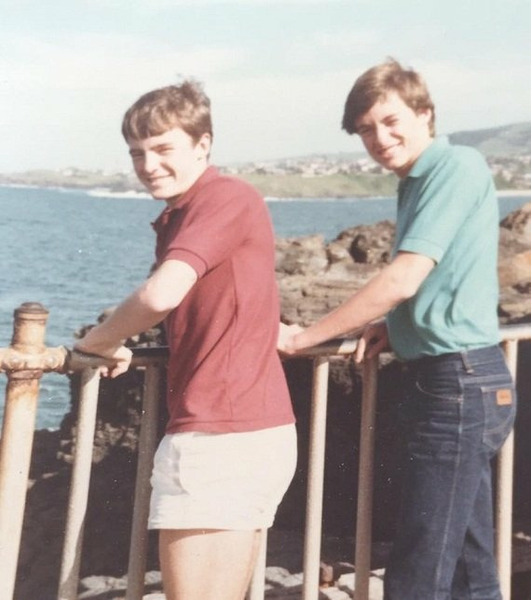 Хью Джекман с братом Ральфом, 1980 год.