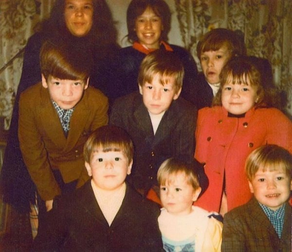 Марк Уолберг со своими братьями и сёстрами. Марк — младший из девяти детей его матери.