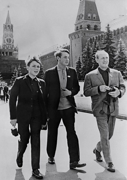 Французский комик Бурвиль и его сыновья Доминик и Филипп гуляют по Красной площади, Москва, 1967 год.