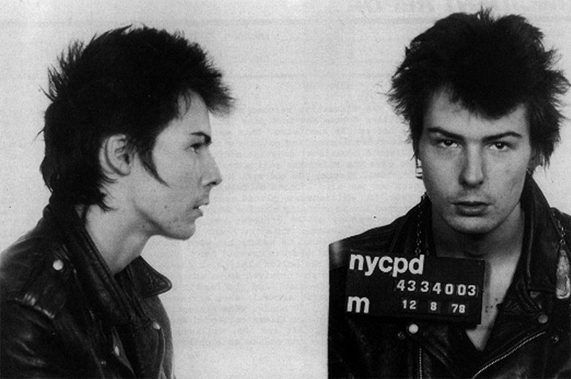 Сид Вишес, бас-гитарист Sex Pistols. Арестован по обвинению в убийстве