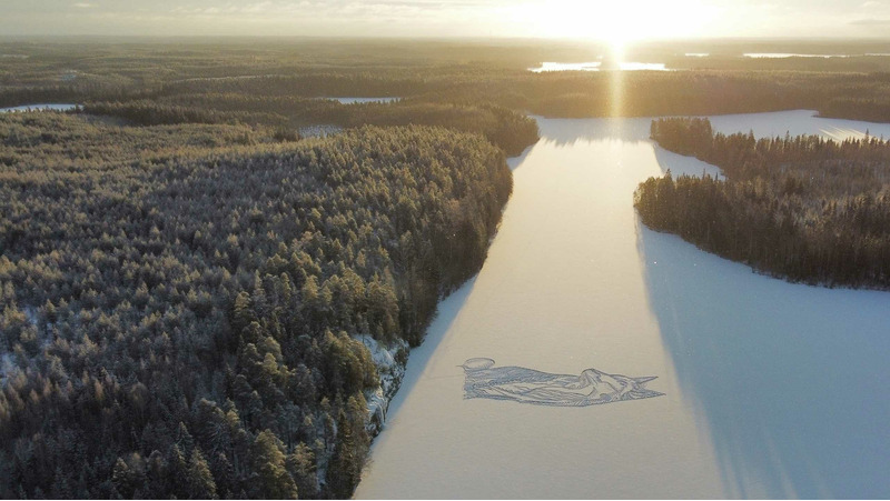 Рисунок волка на льду озера Риткяярви