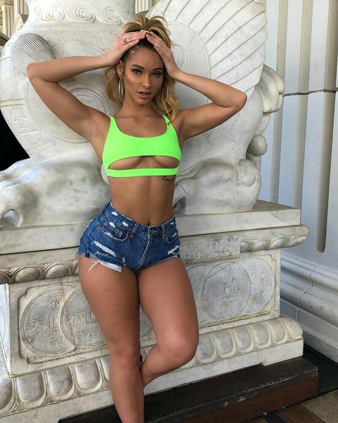 Девушки в джинсах и шортах