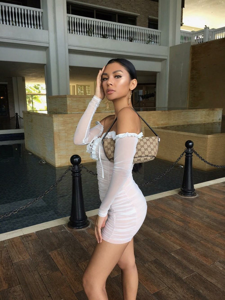 девушки в платьях