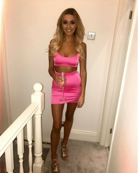 девушки в платьях