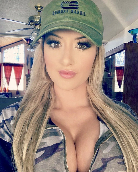 девушки в кепках