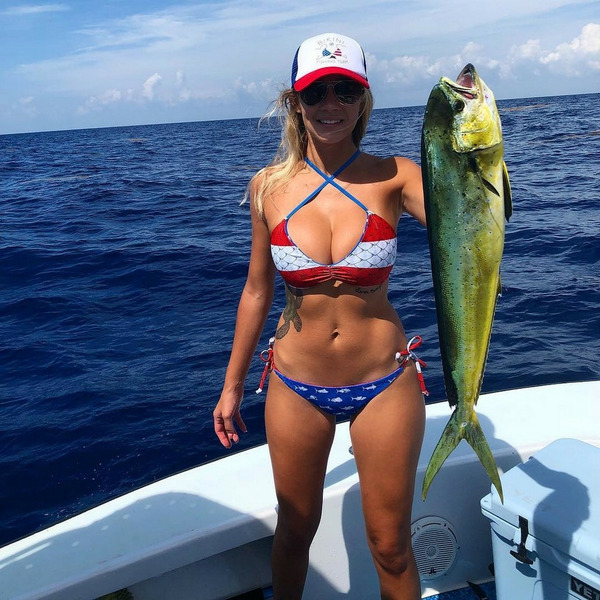 девушки в кепках