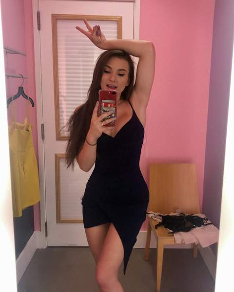 девушки в платьях