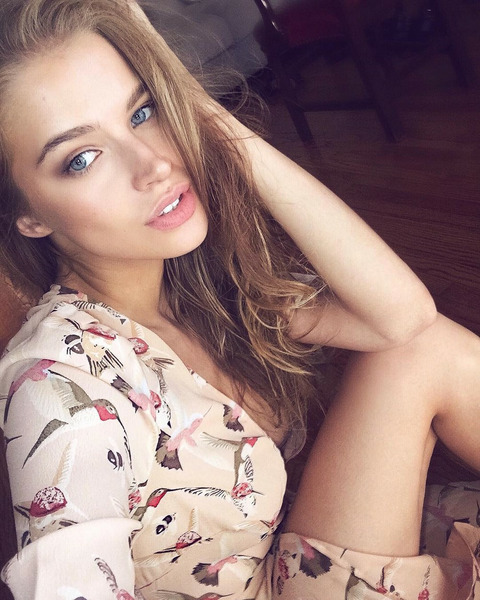 девушки в платьях