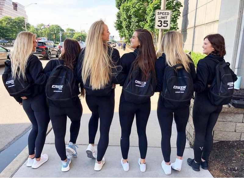 девушки в спортивных штанах