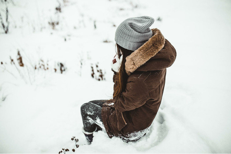 Девушка зимой со спины