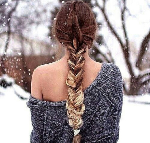 Девушка зимой со спины