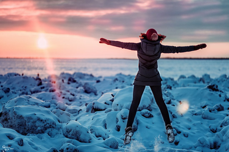 Девушка зимой со спины