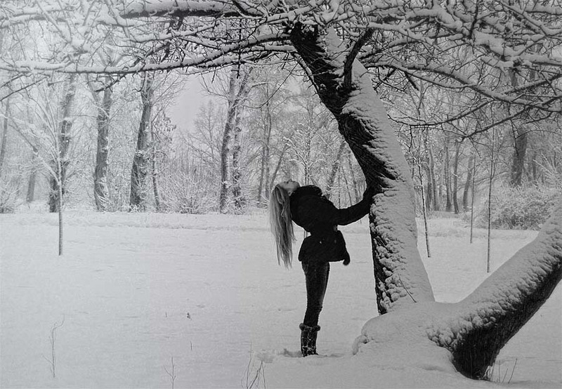 Девушка зимой со спины