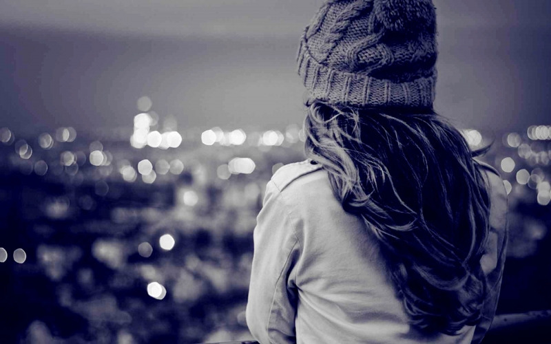 Девушка зимой со спины