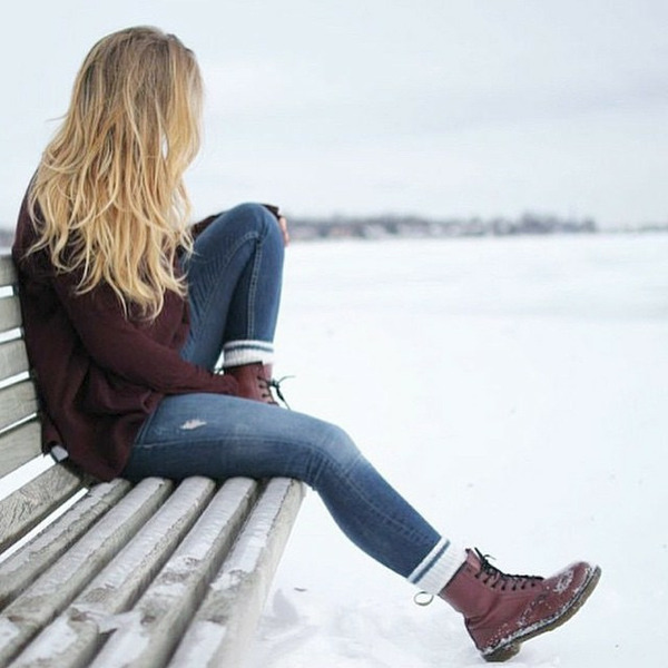 Девушка зимой со спины