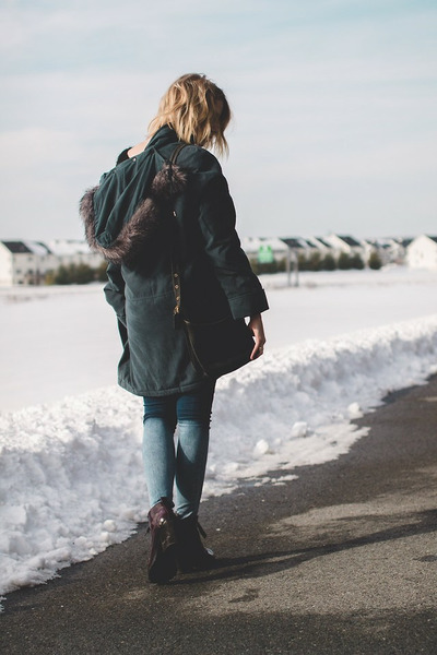 Девушка зимой со спины