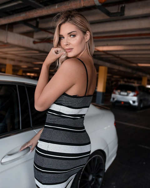 девушки в платьях в обтяжку