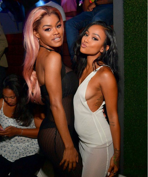 девушки в платьях