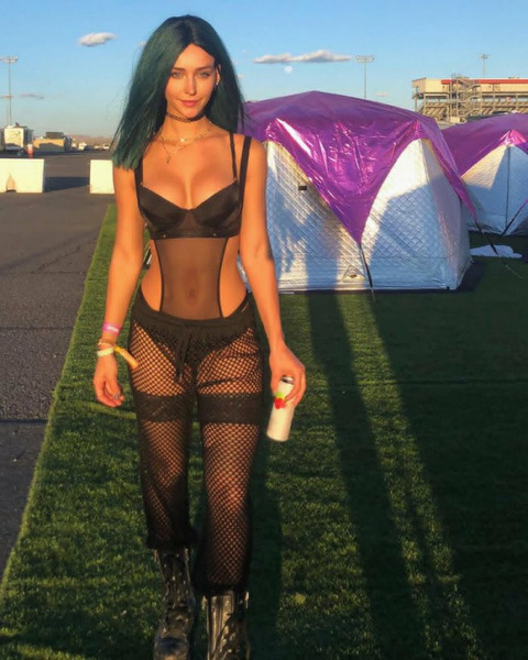 Девушки в откровенной одежде