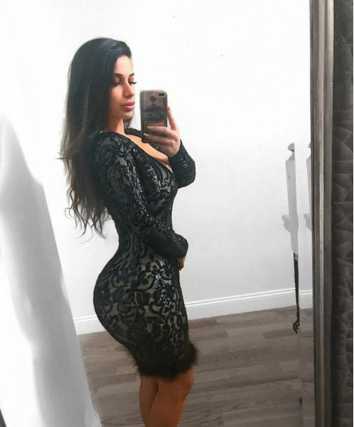 Девушки в обтягивающих платьях